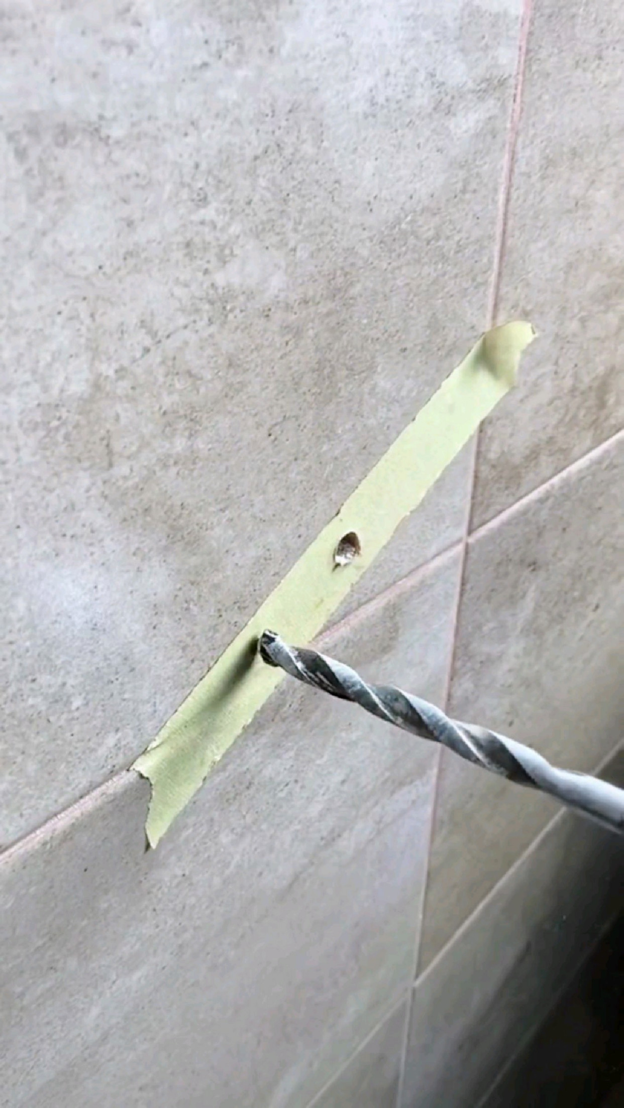 瓷砖上打孔会把瓷砖打裂开吗(瓷砖上打孔会把瓷砖打裂开吗视频)